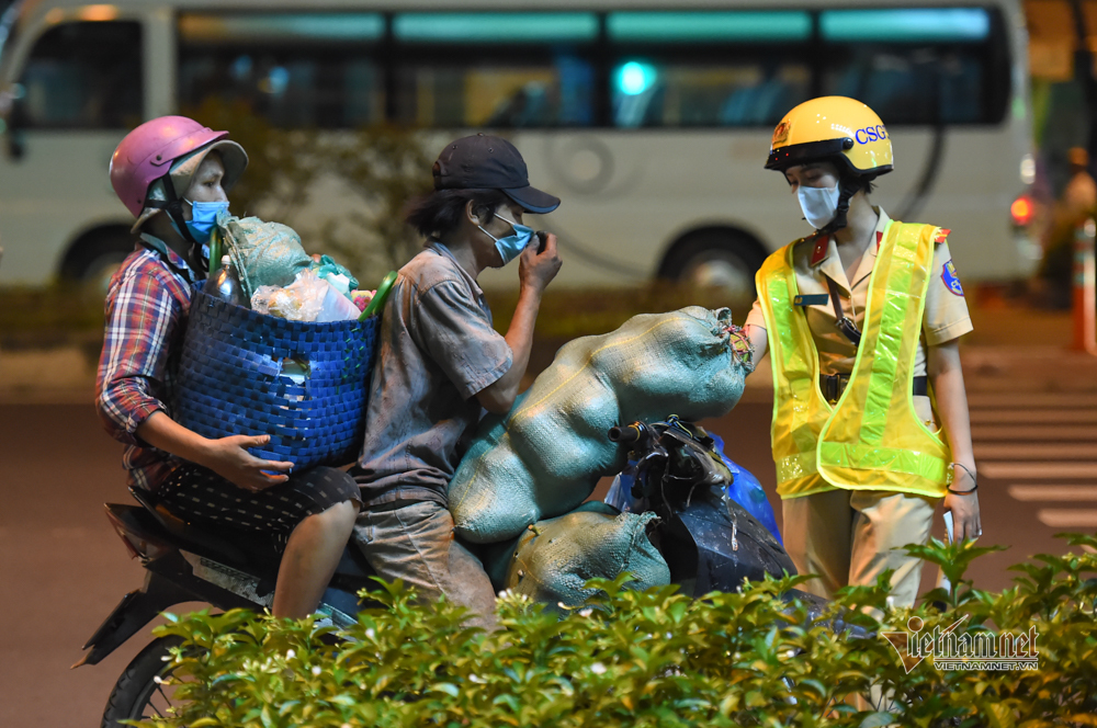 Nữ CSGT đo nồng độ cồn, nam thanh niên Anh say rồi, em lấy xe luôn đi-13