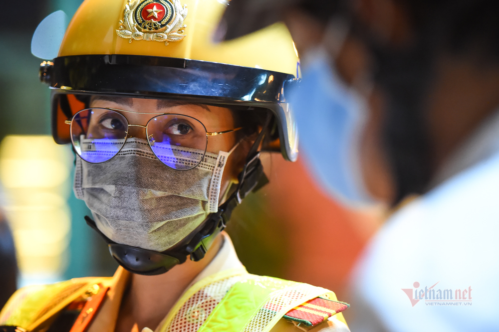 Nữ CSGT đo nồng độ cồn, nam thanh niên Anh say rồi, em lấy xe luôn đi-14