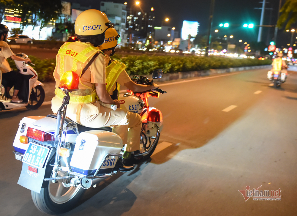 Nữ CSGT đo nồng độ cồn, nam thanh niên Anh say rồi, em lấy xe luôn đi-16