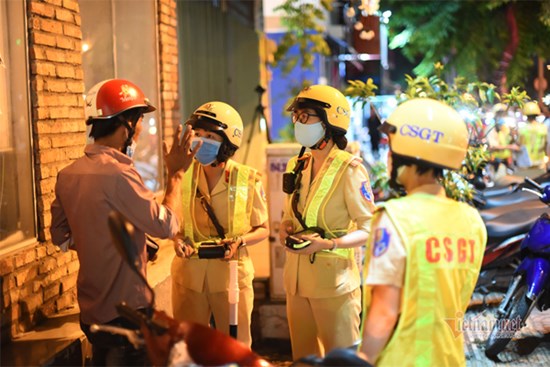 Nữ CSGT đo nồng độ cồn, nam thanh niên 'Anh say rồi, em lấy xe luôn đi'