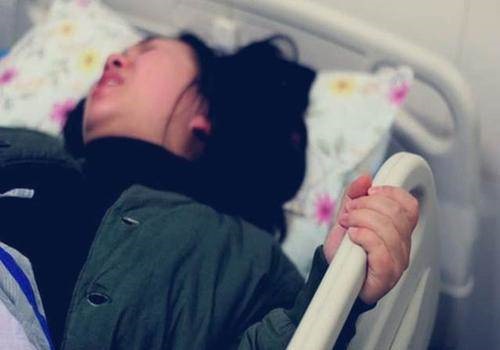 Vừa nhìn mặt cháu nội mới ra đời, mẹ chồng liền mắng con dâu té tát: Đồ không biết đẻ!”-1