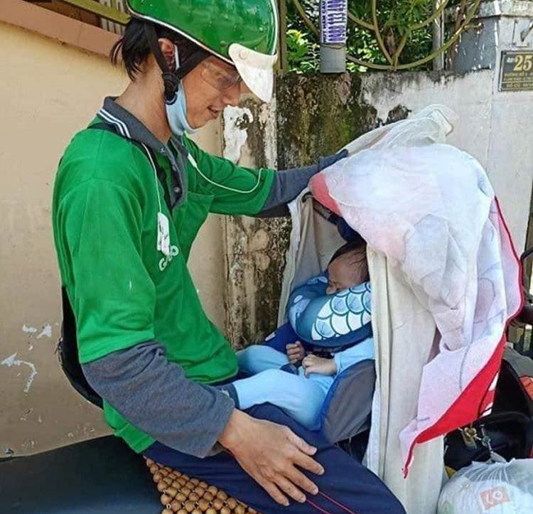 Bố địu con chạy xe ôm: Có người bảo tôi diễn sâu, lợi dụng con để mọi người thương hại-1