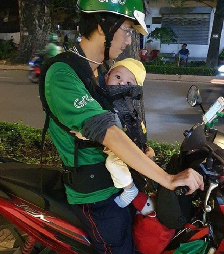 Bố địu con chạy xe ôm: Có người bảo tôi diễn sâu, lợi dụng con để mọi người thương hại-2