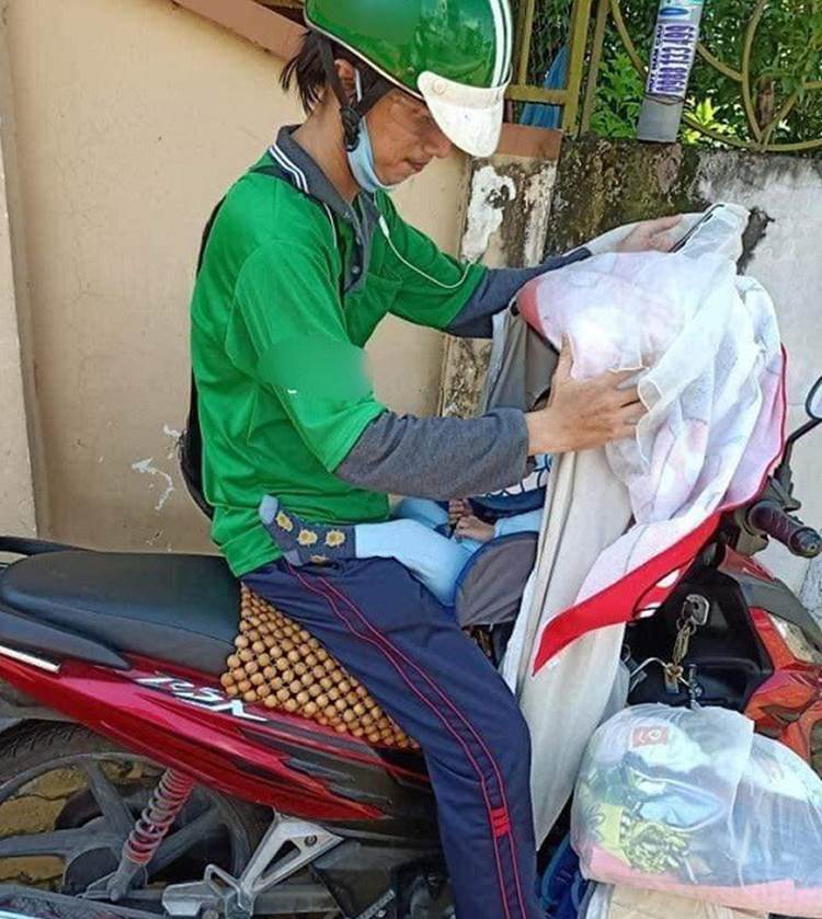 Bố địu con chạy xe ôm: Có người bảo tôi diễn sâu, lợi dụng con để mọi người thương hại-3