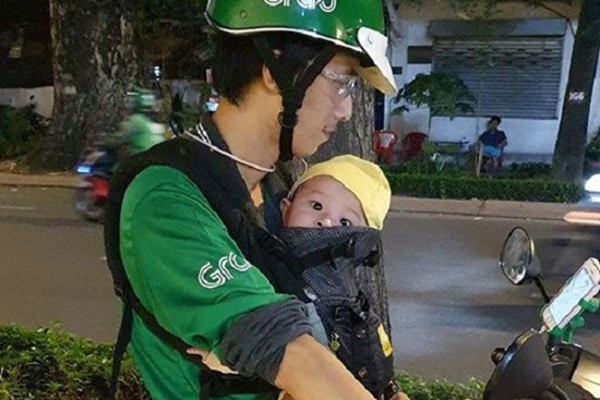 Bố địu con chạy xe ôm: Có người bảo tôi diễn sâu, lợi dụng con để mọi người thương hại
