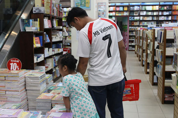 Sốc với những bộ sách giáo khoa bị thổi giá gấp 3- 5 lần-2