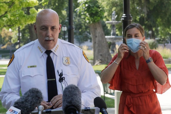 Gọi điện cầu cứu sự giúp đỡ, người mẹ bàng hoàng khi con trai tự kỷ 13 tuổi bị cảnh sát Mỹ bắn gây chấn động dư luận-2