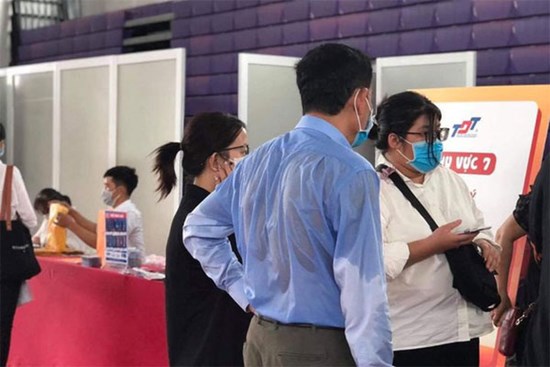 Cay mắt cảnh người bố chạy đôn đáo, lưng ướt đẫm mồ hôi trong ngày đưa con đi nhập học