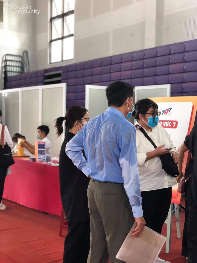 Cay mắt cảnh người bố chạy đôn đáo, lưng ướt đẫm mồ hôi trong ngày đưa con đi nhập học-1