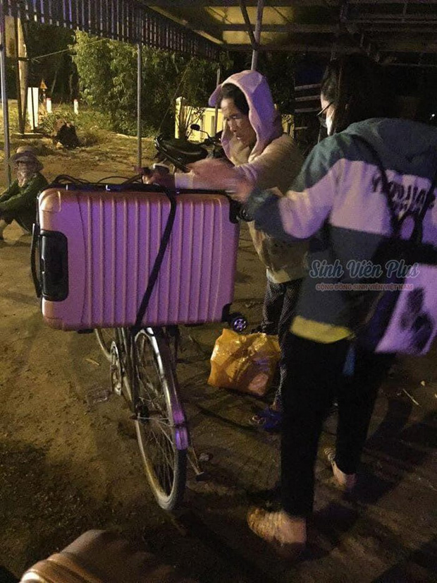 Cảnh người mẹ nghèo dậy sớm chuẩn bị, run run thắt chặt vali đồ đạc cho con gái lên đường nhập học được share rần rần trên mạng-1