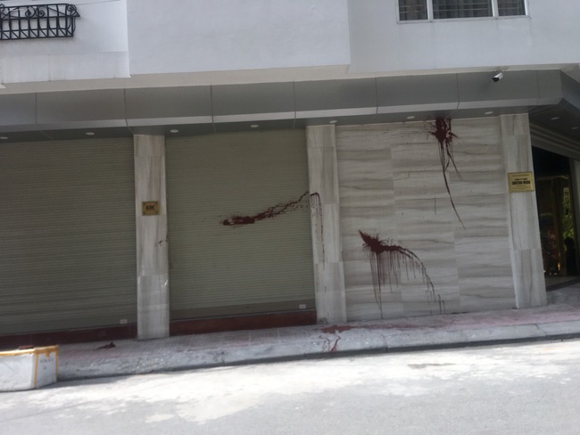 Nóng: Trọng Hưng chính thức mời công an vào cuộc vụ căn nhà 6 tầng bị tạt chất bẩn trong đêm, đối tượng đã bị camera an ninh ghi nhận-2