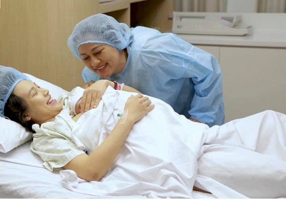 Lần đầu khoe rõ mặt quý tử lai Tây, Hoàng Oanh tâm sự: Làm mẹ mệt quá mẹ ơi!-2