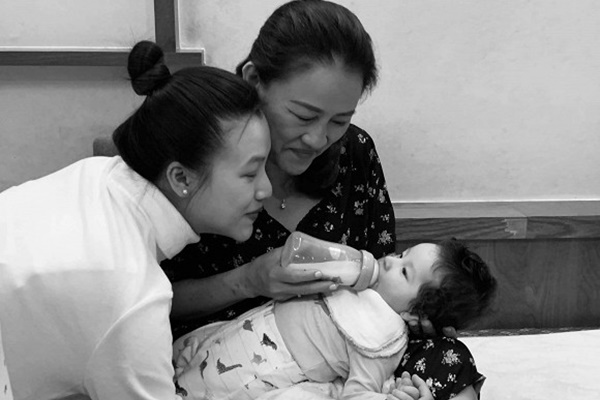 Hoàng Oanh lấy khăn che ngực hớ hênh khi đang xộc xệch không cài cúc cho con bú-9