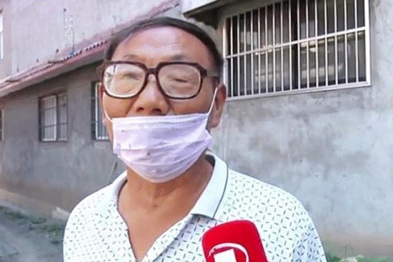 Sau khi cãi nhau với vợ, người chồng uống thuốc trừ sâu rồi qua đời nhưng thi thể đột nhiên sống lại giữa đám tang gây tranh cãi lớn