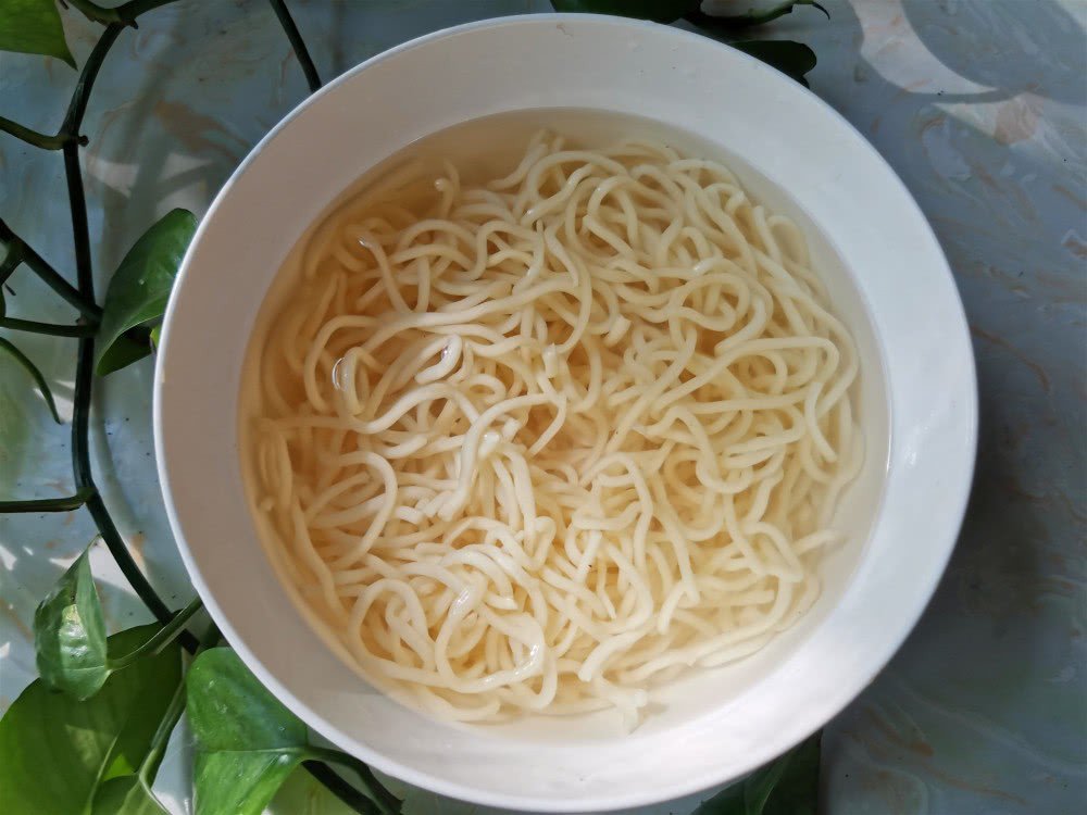 Xào mì, đừng chỉ luộc rồi đem xào ngay, thêm bước nữa mì không bao giờ dính nhau-2