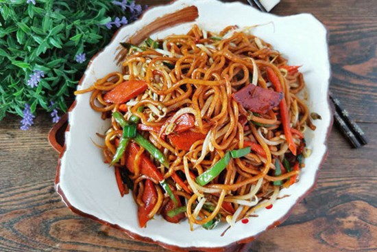 Xào mì, đừng chỉ luộc rồi đem xào ngay, thêm bước nữa mì không bao giờ dính nhau