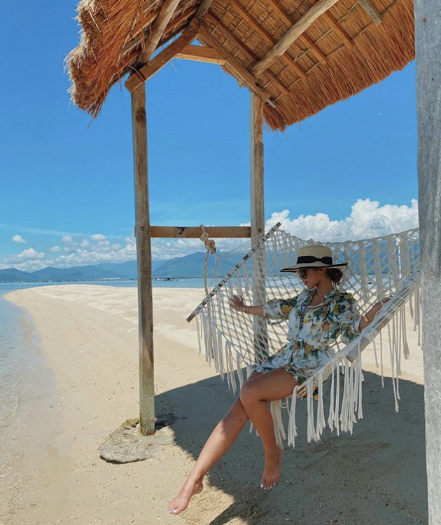 Rich kid Tiên Nguyễn đi du lịch Nha Trang cùng gia đình, vô tình bị anh trai Phillip Nguyễn bóc mẽ hậu trường sống ảo trên bờ biển-4