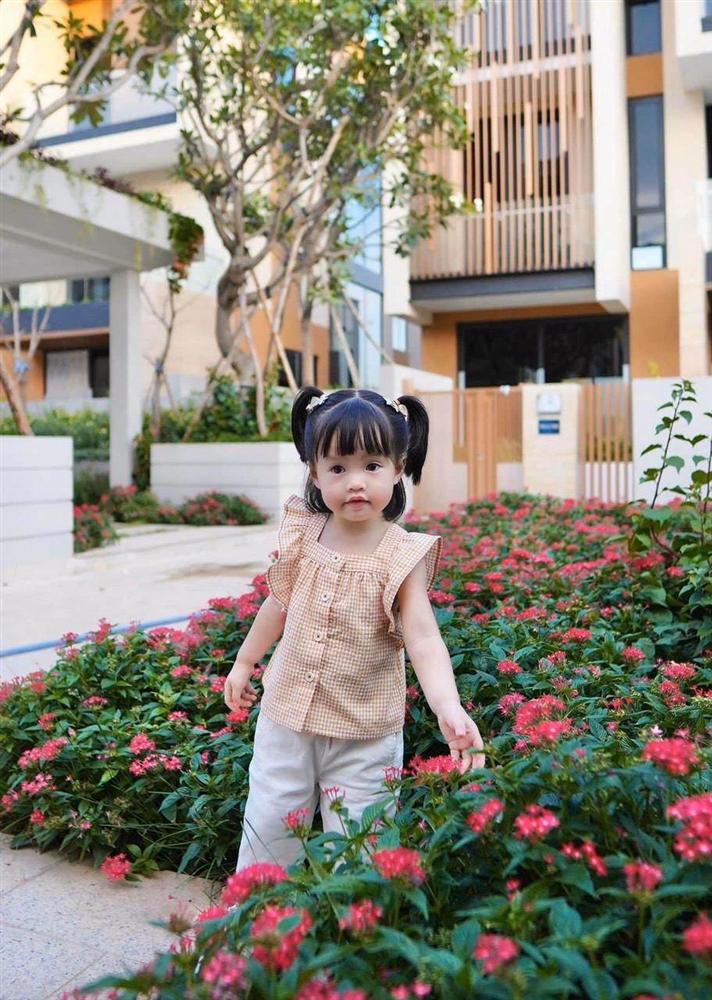 Mới hơn 2 tuổi, con gái xinh như búp bê của HH Đặng Thu Thảo đã đối đáp khéo léo-3