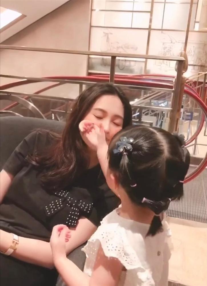 Mới hơn 2 tuổi, con gái xinh như búp bê của HH Đặng Thu Thảo đã đối đáp khéo léo-5