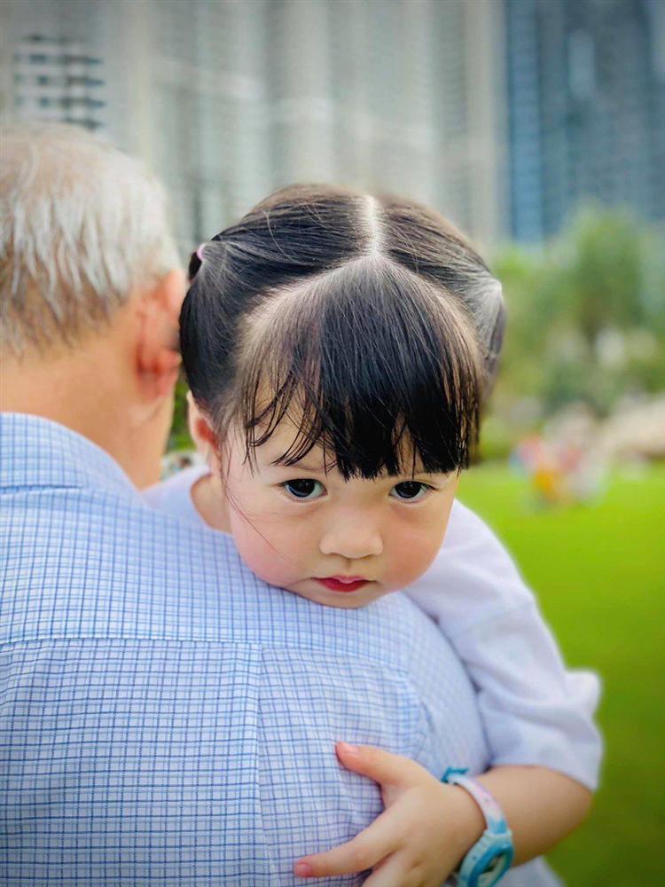 Mới hơn 2 tuổi, con gái xinh như búp bê của HH Đặng Thu Thảo đã đối đáp khéo léo-6