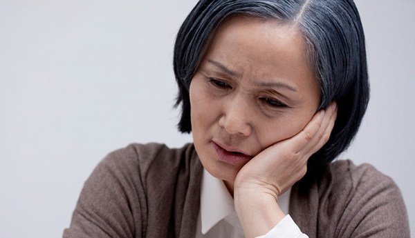 Sợ con bỏ Đại học, mẹ nghèo đành mua xe SH cho con nhưng lúc mở bọc tiền ra chủ xe không chịu bán lại còn tặng cậu con trai bài học nhớ đời-1