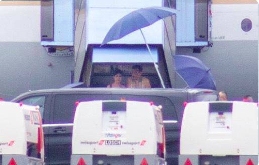 Bức tranh vua Thái Lan tặng Hoàng quý phi vừa được phục vị khiến dân mạng xuýt xoa vì quá đáng yêu-1