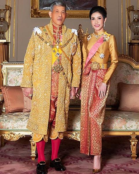 Bức tranh vua Thái Lan tặng Hoàng quý phi vừa được phục vị khiến dân mạng xuýt xoa vì quá đáng yêu-3