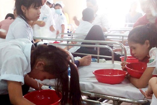 Hà Nội: 3 học sinh tiểu học nhập viện sau bữa ăn trưa bán trú, nghi ngộ độc thực phẩm
