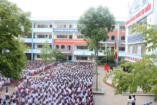 Vụ học sinh tiểu học bị bỏ quên trên xe đưa đón ở Hà Nội: Do nhanh trí mở cửa từ bên trong nên em đã thoát ra an toàn-1