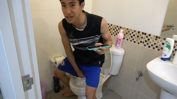 Chàng trai bị bé Na phục kích trong bồn cầu đớp trúng của quý khi đang đi vệ sinh-3