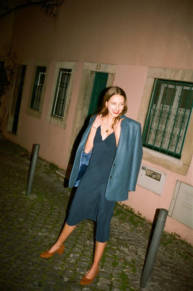 Chẳng cần lồng lộn phá cách, đây mới là 5 item cơ bản mà gái Pháp luôn diện khi Thu về-6