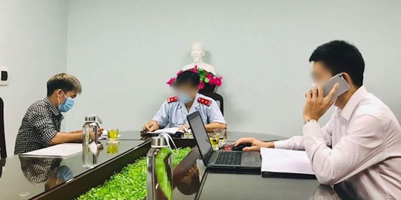 Khoảnh khắc ngượng cứng mặt” của Hưng Vlog khi bị phạt 7,5 triệu vì nồi nấu cháo gà nguyên lông, dân mạng: Nồi cháo đắt nhất lịch sử!-1