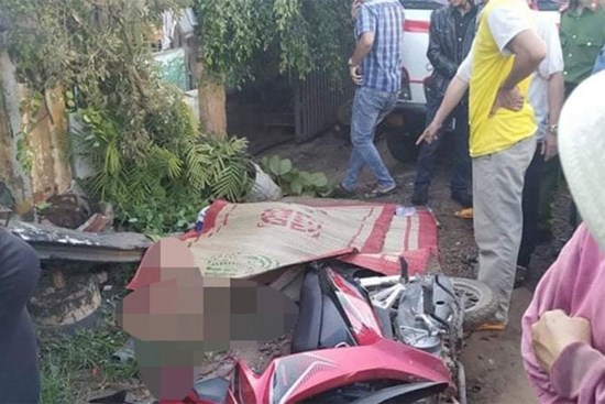 Clip: Xe tải đâm xe máy chờ đèn đỏ ở Đắk Lắk