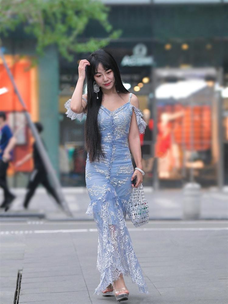 Tưởng đồ ren mặc lên là sang, nhưng những pha ăn diện thế này thì chỉ biết... cạn lời-1