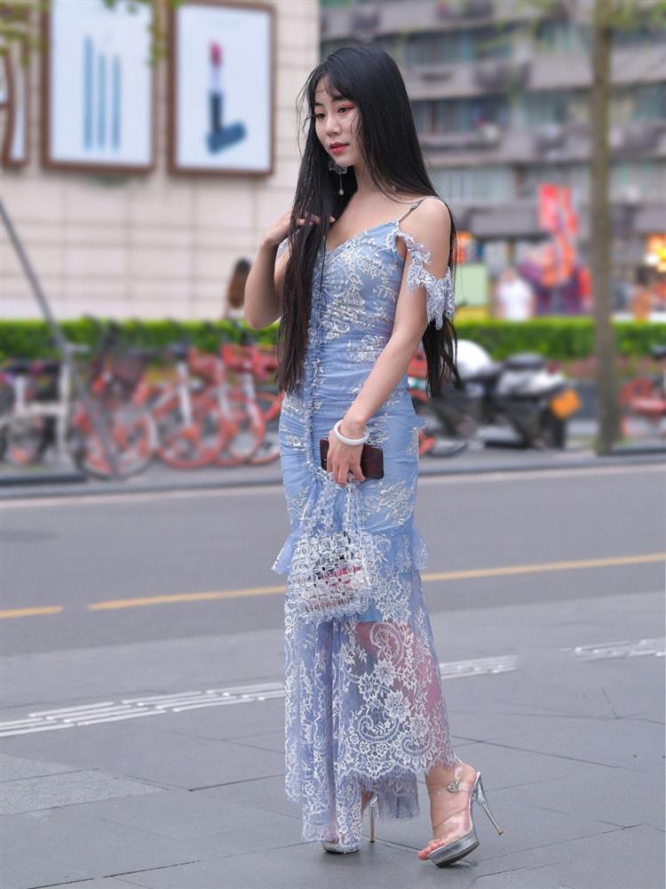 Tưởng đồ ren mặc lên là sang, nhưng những pha ăn diện thế này thì chỉ biết... cạn lời-3