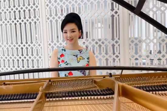 Hoa hậu Giáng My trổ tài chơi piano điêu luyện khiến fan trầm trồ