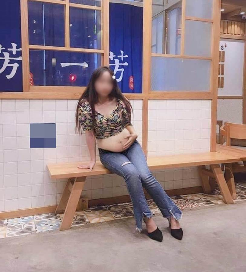 Nhờ cao nhân trên mạng xóa hộ chiếc bụng ngấn mỡ, cô gái trẻ nước mắt lưng tròng khi bị biến thành... bà mẹ bỉm sữa-2