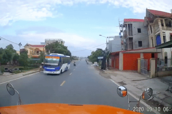 Clip: Dắt xe đạp qua đường đúng vào điểm mù xe tải, người phụ nữ bị cán thương tâm, con nhỏ may mắn lọt gầm thoát nạn-2