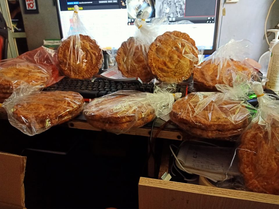 Bánh Trung thu nhiều vỏ ít nhân to bằng cái đĩa giá chỉ 45 ngàn/chiếc dành riêng cho các tín đồ chỉ thích ăn vỏ-1