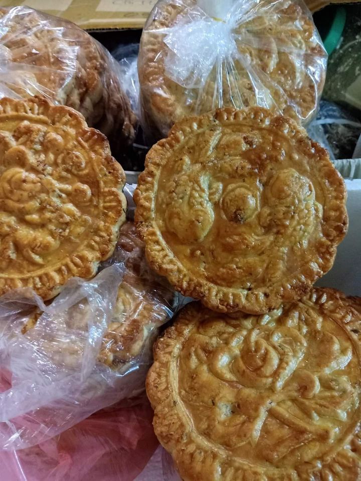 Bánh Trung thu nhiều vỏ ít nhân to bằng cái đĩa giá chỉ 45 ngàn/chiếc dành riêng cho các tín đồ chỉ thích ăn vỏ-2
