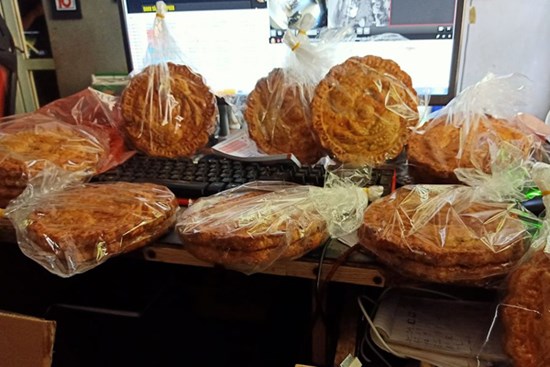 Bánh Trung thu nhiều vỏ ít nhân to bằng cái đĩa giá chỉ 45 ngàn/chiếc dành riêng cho các tín đồ chỉ thích ăn vỏ