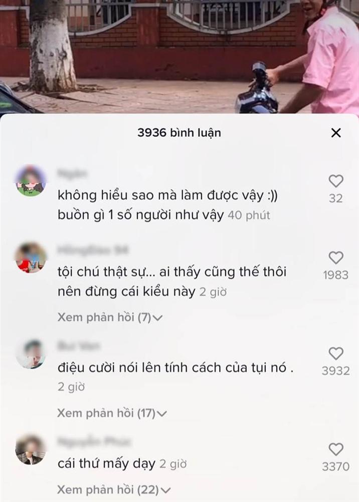 Dàn cảnh rơi vàng thử lòng người đi đường rồi cười cợt, nhóm thanh niên nhận gạch đá: Không vui tí nào!-3