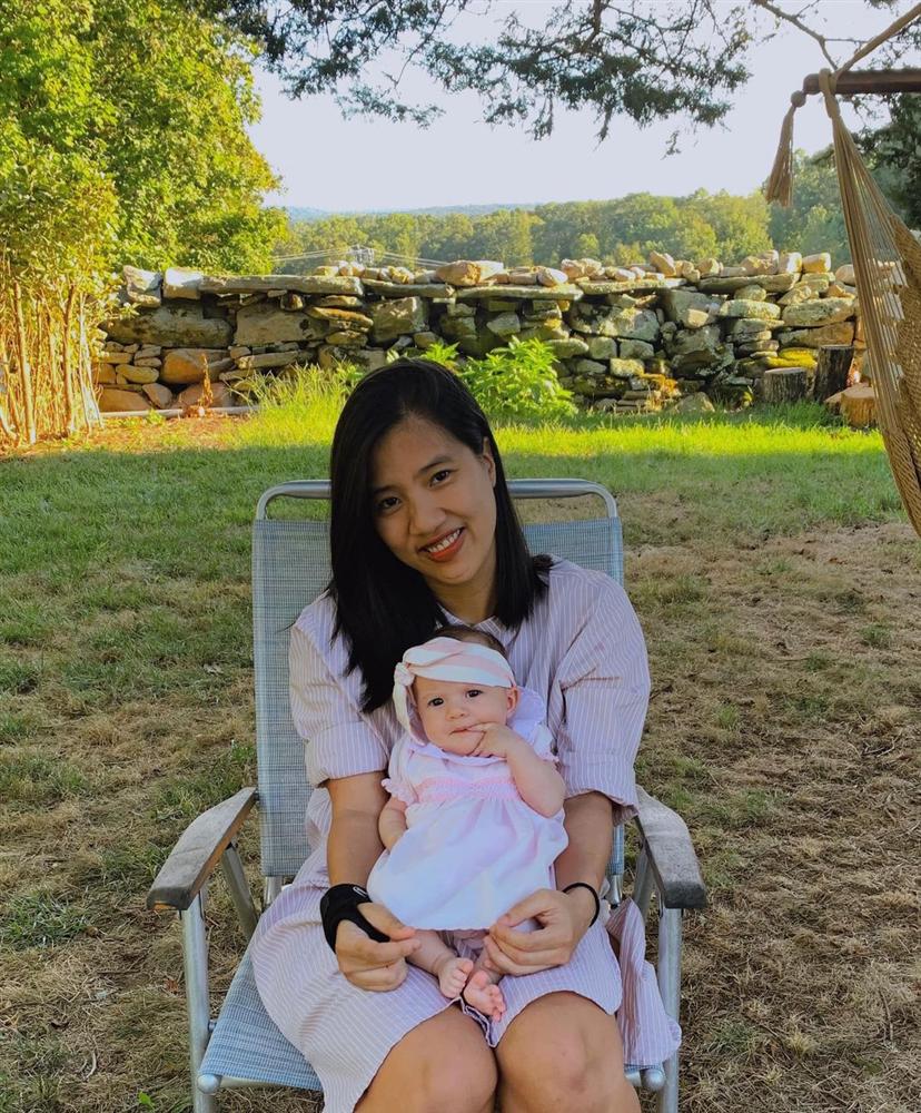 Nhà văn Ai rồi cũng khác Iris Cao: Can thiệp thô bạo vào quá trình nuôi con của bà bầu sau sinh là một nguyên nhân gây trầm cảm-1