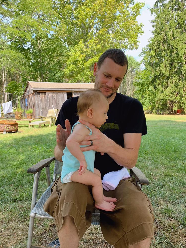 Nhà văn Ai rồi cũng khác Iris Cao: Can thiệp thô bạo vào quá trình nuôi con của bà bầu sau sinh là một nguyên nhân gây trầm cảm-5