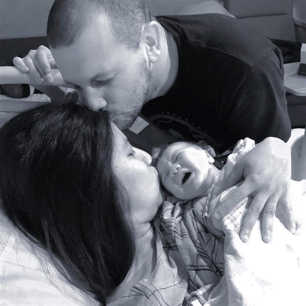 Nhà văn Ai rồi cũng khác Iris Cao: Can thiệp thô bạo vào quá trình nuôi con của bà bầu sau sinh là một nguyên nhân gây trầm cảm-9