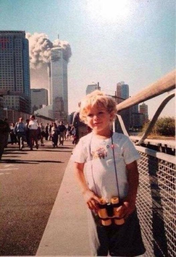 Câu chuyện cậu bé đứng chụp ảnh điềm tĩnh, đằng sau là tòa tháp bốc cháy trong thảm kịch 11/9 gây ra nhiều tranh luận-1