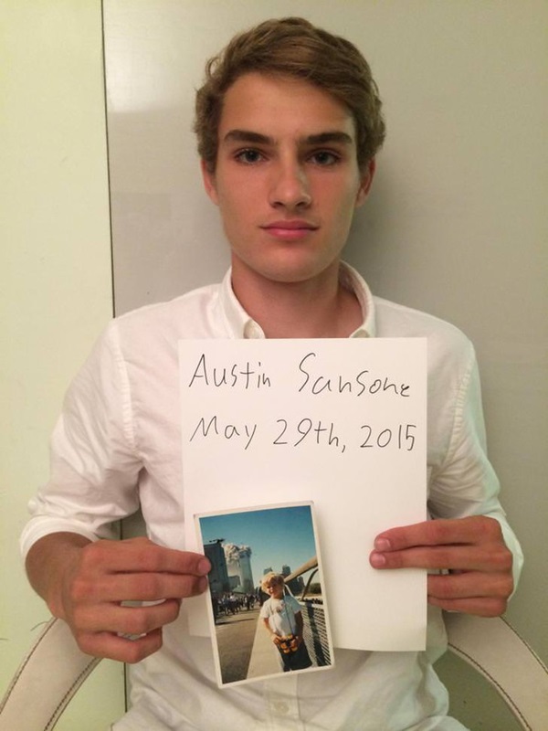 Câu chuyện cậu bé đứng chụp ảnh điềm tĩnh, đằng sau là tòa tháp bốc cháy trong thảm kịch 11/9 gây ra nhiều tranh luận-2