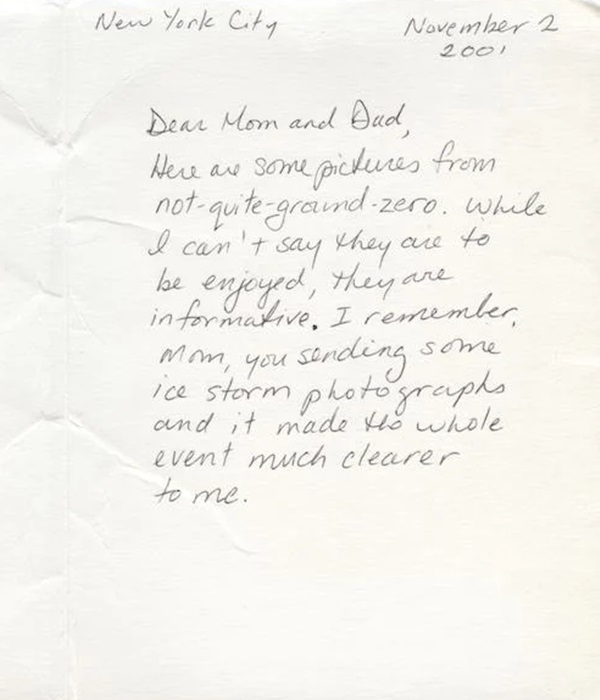 Câu chuyện cậu bé đứng chụp ảnh điềm tĩnh, đằng sau là tòa tháp bốc cháy trong thảm kịch 11/9 gây ra nhiều tranh luận-3