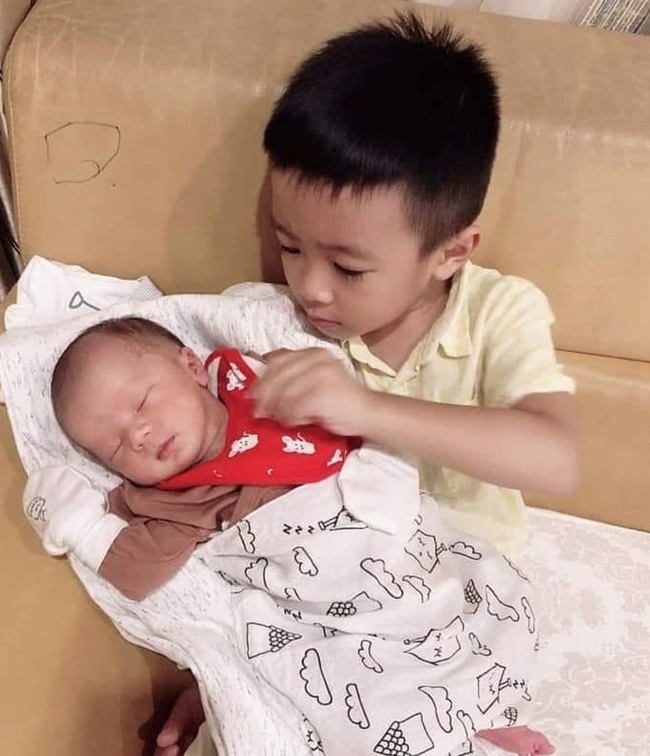 Lục lại ảnh ngày bé của Duy Mạnh, dân mạng lập tức khẳng định: Quỳnh Anh lại không thoát được kiếp đẻ thuê rồi!-7