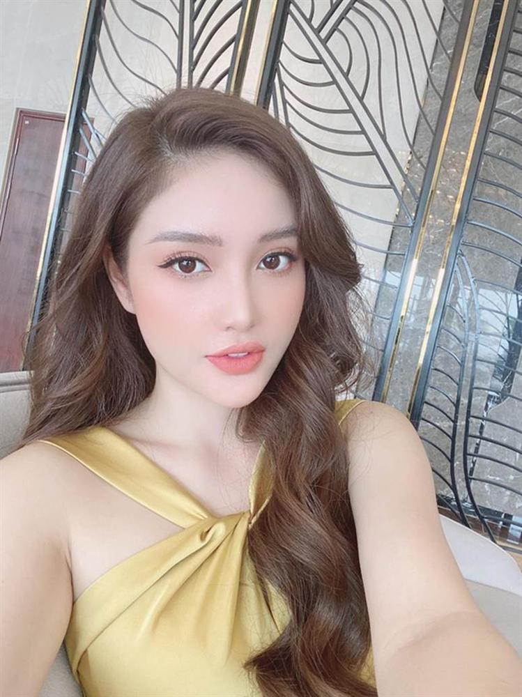 Nàng WAGs đạt điểm 10 nhan sắc và thần thái, đố các thám tử mạng biết là bồ của ai đấy?-3